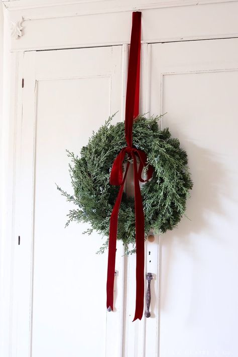 Spanish House Christmas Decor, Merlot Christmas Decor, Simple Christmas House Decor, Muted Red And Green Christmas Decor, Front Door Christmas Wreaths Diy, New Ideas For Christmas Decorating, Christmas Decor Flat, Vintage Christmas House Decor, Door Way Christmas Garland