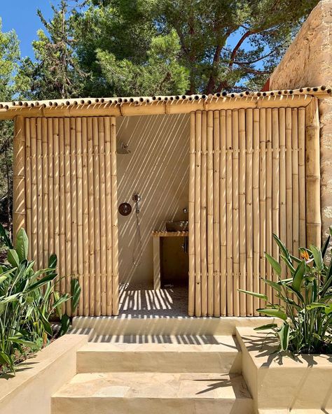 Outdoor Bathroom Ideas, Bali Bathroom, Bamboo Building, Bamboo Outdoor, Hut House, Outdoor Bathroom Design, Outdoor Restaurant Design, Bamboo House Design, Outdoor Toilet