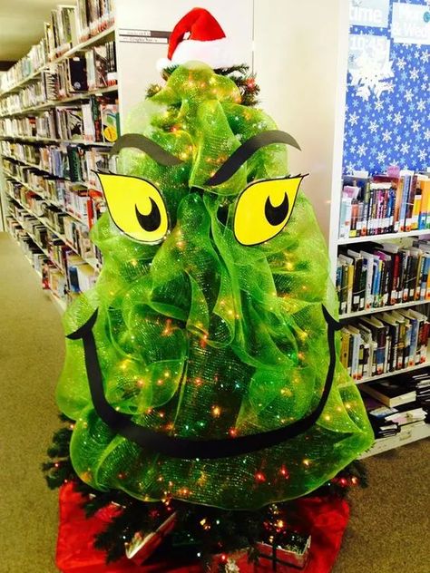 19 Holiday Library Displays That Will Make You Feel Jolly Holiday Library Displays, Olaf Christmas, Grinch Trees, Funny Christmas Tree, Grinch Christmas Tree, Grinch Christmas Decorations, Creative Christmas Trees, 12 December, Christmas Tree Ideas