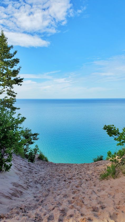 PHOTOS! Make a stop here for some of the best views in the state! Hiking trails that go here for day hikes. US summer vacation road trip ideas. things to do in Michigan. pictured rocks us national lakeshore park Summer Views Nature, Best Views In The World, Michigan Pictures, Toronto Summer, Summer View, Michigan Photography, Pictured Rocks, World Most Beautiful Place, Vacation Goals