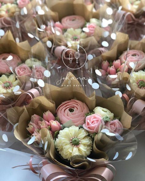 Bouquet Of Flower Cupcakes, Flower Cupcake Centerpieces, Buttercream Flower Cupcake Bouquet, Mother’s Day Cupcake Flower Bouquet, Small Cupcake Bouquet, Mini Cupcakes Flowers, Cupcake Mothers Day, Bouquet Of Cupcake Flowers, Wedding Cupcake Bouquet