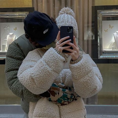 Couple Winter Aesthetic, Winter Couple Aesthetic, Lovelight Farms, Winter Couple Pictures, Couple Fits, Couple Picture Poses, Winter Photo, Winter Love, Cute Couples Photos