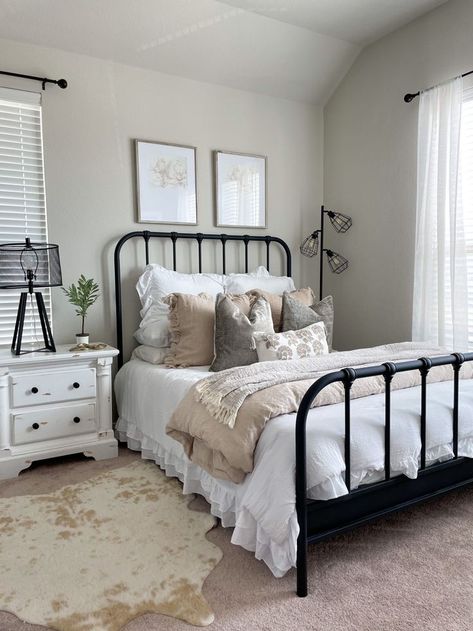 Farmhouse Chic Bedroom Beds & Bed Frames, Room Decor Black Bed Frame, Room Ideas With Metal Bed Frame, Small Bedroom Metal Bed Frame, Black Farmhouse Bed Frame, Bedrooms With Iron Beds Decorating Ideas, Metal Framed Beds Bedroom Ideas, Farmhouse Black And White Bedroom, Metal Beds Bedroom