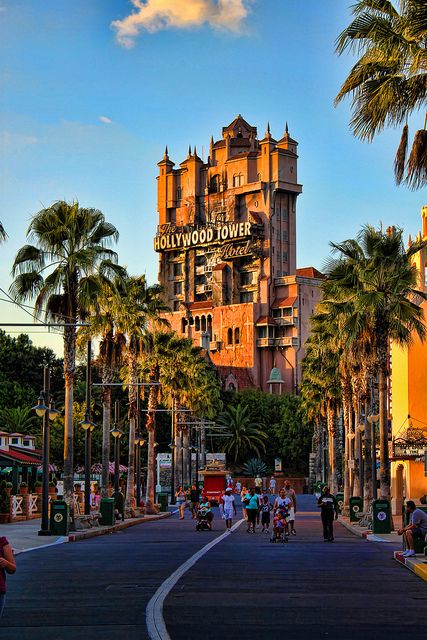 Tower of Terror... All of my cousins loved this ride when we all went to Disney. I hated it!!! Disneysea Tokyo, Disney Hollywood Studios, Hollywood Tower Hotel, Hollywood Tower, Disney Florida, Disney Photo Ideas, Disney World Pictures, Disney Attractions, Disney Rides