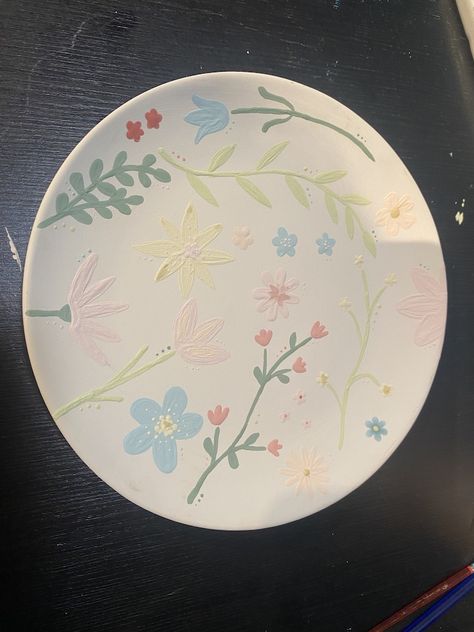 Things To Paint On Ceramics, Pottery Painting Plate Flowers, Pottery Flower Painting, Cute Simple Pottery Painting Ideas, Paint A Pottery Ideas, Paint Own Pottery Ideas, Simple Plate Painting Ideas, Painting Pottery Ideas Vase, Flower Ceramic Plate