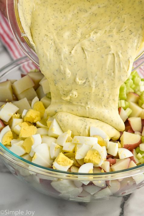 Potato Salad is a go-to potluck dish for good reason and this recipe is the best. Made with really simple ingredients, you will absolutely love this fantastic dish to pass. Homestyle Potato Salad, Best Homemade Potato Salad, Potato Salad For Thanksgiving, Million Dollar Potato Salad, Best Creamy Potato Salad, Potato Salad Using Canned Potatoes, Chunky Potato Salad, Gumbo Potato Salad, Cold Potato Recipes