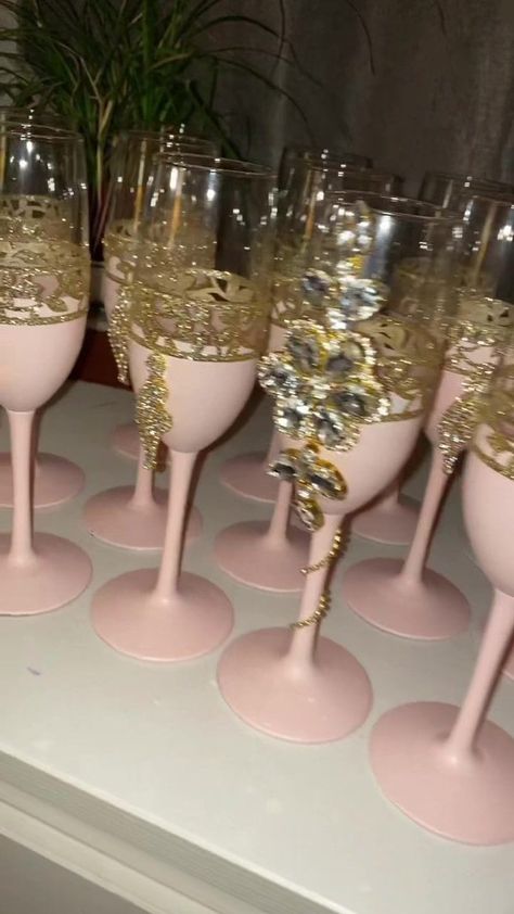 Glass decor ideas Champagne Cups Decoration Quince, Brindis Cups Quince, Quinceanera Drinks, Quince Brindis Cups, Quince Copas Ideas, Quince Brindis Set, Quinceanera Glasses, Aurora Themed Quinceanera, Quince Cups