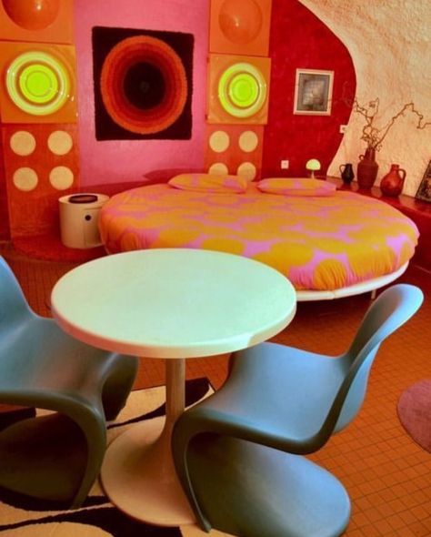 Space Age Interior, 70s Interior Design, 70s Interior, Retro Bedrooms, Retro Interior Design, Monster Girls, 70s Home Decor, Vintage Interior Design, Room Deco