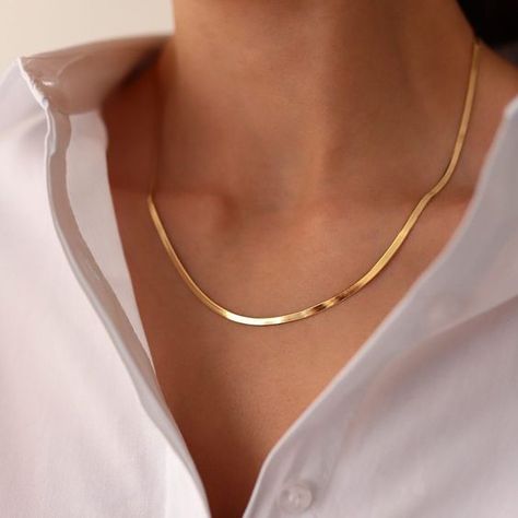 Gold Neck Chain, Gold Herringbone Chain, Gold Snake Chain, Modern Gold Jewelry, Gold Chain Design, Herringbone Chain, Herringbone Necklace, Classy Jewelry, Jewelry Lookbook