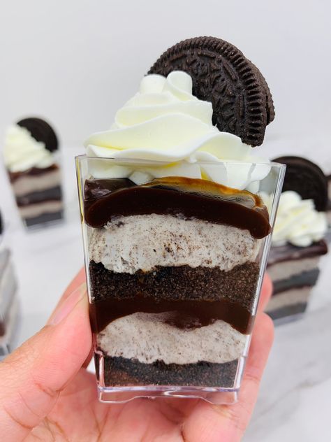 Oreo shots Brownie Shooter Desserts, Oreo Shots, Oreo Dessert Cups, Dessert Shots Recipes, Desserts Shooters, Mini Desserts Shooters Recipes, Mini Dessert Shots, Shooters Recipes, Oreo Cheesecake Cups