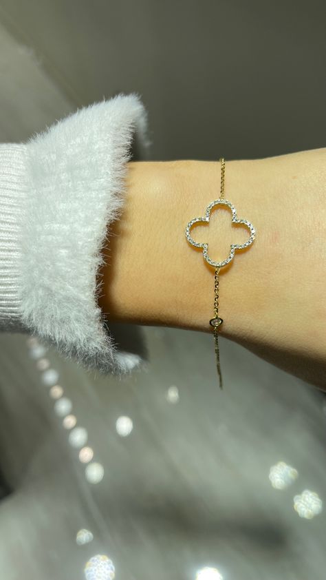 Van cleef model bracelet ✨ Carol Core, Van Clef, Bracelet With Diamonds, Jewelry Lookbook, Van Cleef, Beautiful Bracelet, Delicate Bracelet, Luxury Jewelry, Diamond Bracelet