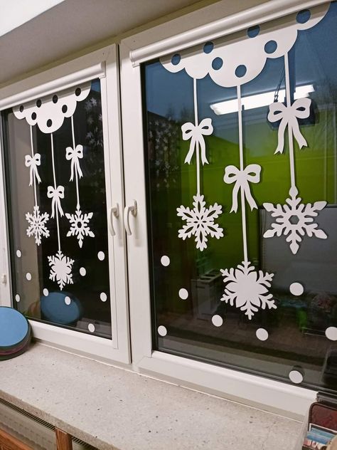 Christmas Window Decorations, Christmas Arts And Crafts, Christmas Decor Ideas Diy, Easy Christmas Decorations, Christmas Themes Decorations, Christmas Paper Crafts, Office Christmas Decorations, Decor Ideas Diy, Preschool Christmas