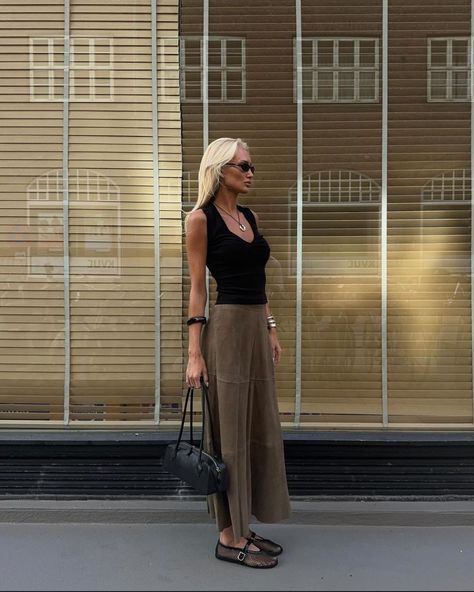 Suede Skirt Outfits, Pleated Maxi Skirt Outfit, Suede Skirt Outfit, Silk Skirt Outfit, Maxi Skirt Outfits, Pleated Maxi Skirt, Stylish Work Outfits, Suede Skirt, Skirt Outfit