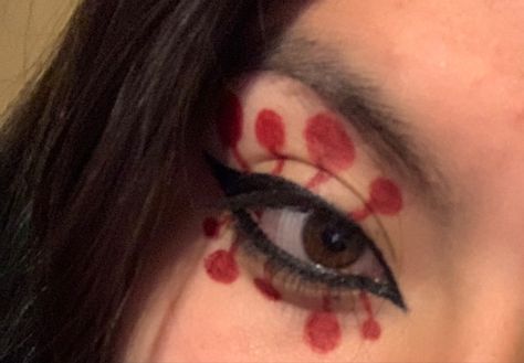 Anime Inspired Eyeliner, Mitsuri Inspired Makeup, Demon Slayer Eyeliner, Anime Themed Makeup, Demon Slayer Make Up, Demon Slayer Makeup Inspired, Demon Slayer Inspired Outfits, Uñas Demon Slayer, Demon Slayer Inspired Nails