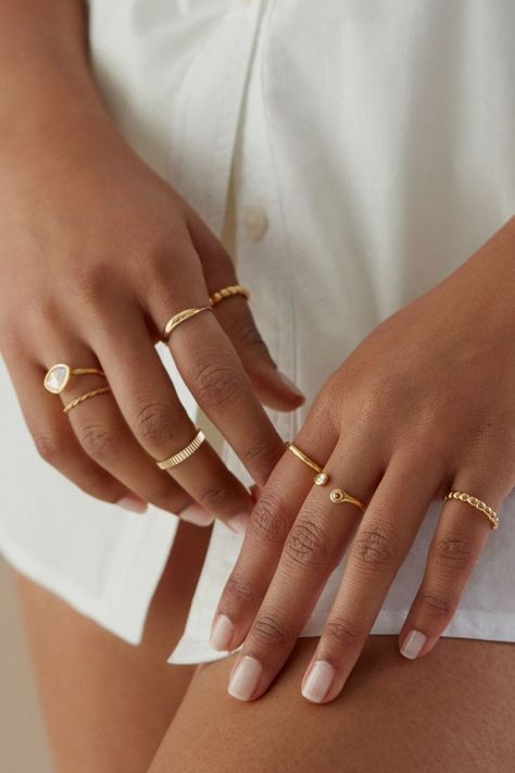 How To Wear Rings, Meaningful Jewelry, Classy Jewelry, Gold Ring Stack, Minimal Jewelry, Stacked Jewelry, Chic Jewelry, Hand Jewelry, 가을 패션