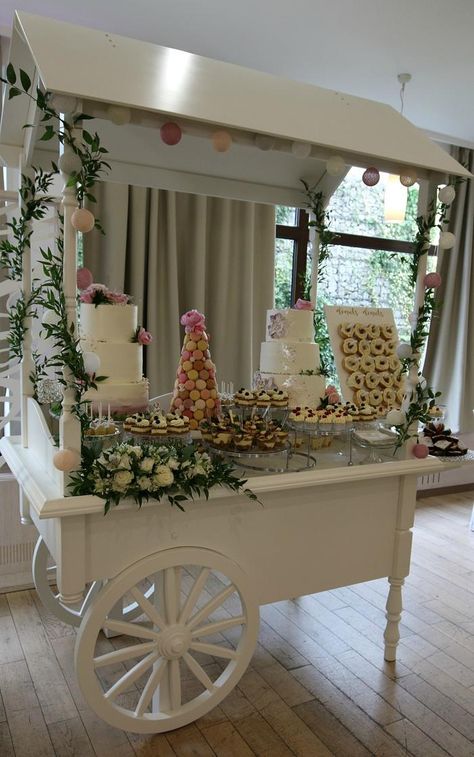 Wedding Cake Bar, Wedding Dessert Stand, Wedding Cake Backdrop, Wedding Sweet Cart, Wedding Candy Cart, Cake Backdrops, Cake Bar, Wedding Snacks, Backyard Birthday Parties