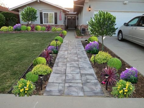 Front Yard Walkway, Small Front Gardens, Front Flower Beds, Front Yards Curb Appeal, Walkway Landscaping, Small Front Yard Landscaping, Driveway Landscaping, Front Yard Design, Garden Walkway