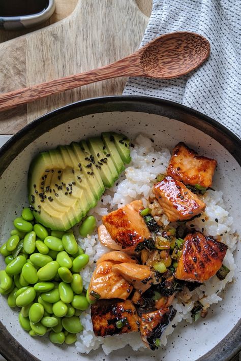 Sushi Healthy, Salmon Sushi Bowl, Sushi Bowl Recipe, Edamame Beans, Salmon Sushi, Sushi Bowl, Easy Rice Recipes, Healthy Salmon Recipes, Shrimp Recipes For Dinner