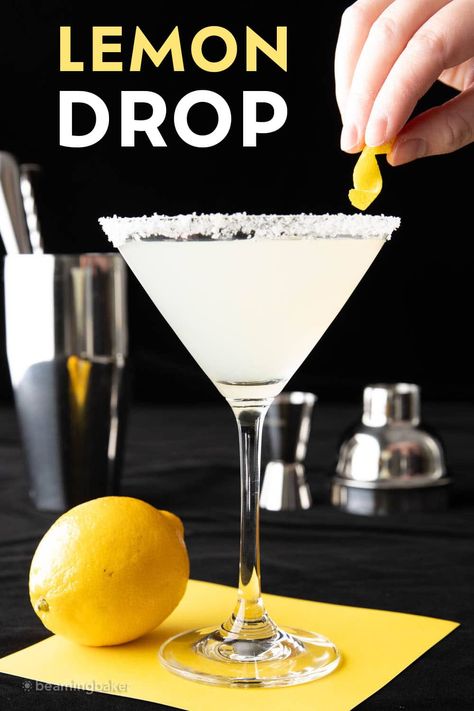 A citrusy and bright martini that’s bursting with fresh lemon flavor: the best Lemon Drop martini recipe! | Recipe at BeamingBaker.com Lemon Drop Drink, Lemon Drop Martini Recipe, Martini Recipes Easy, Lemon Drop Shots, Lemon Martini, Mango Martini, Lemon Drop Cocktail, Lemon Vodka, Lemon Drop Martini