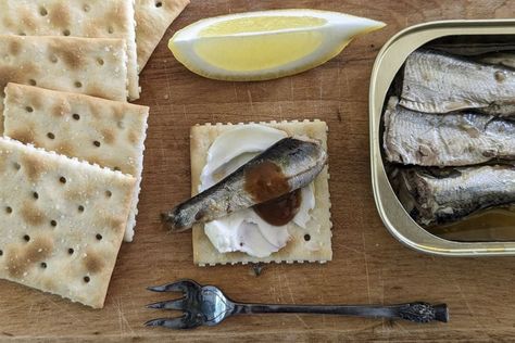 Crackers and King Oscar sardines on a plate. Crackers Appetizers, Cheap Snack, Fish Snacks, Sardine Recipes, Tinned Fish, Snack Platter, Healthy Toddler Meals, Snack Plate, Party Food Appetizers