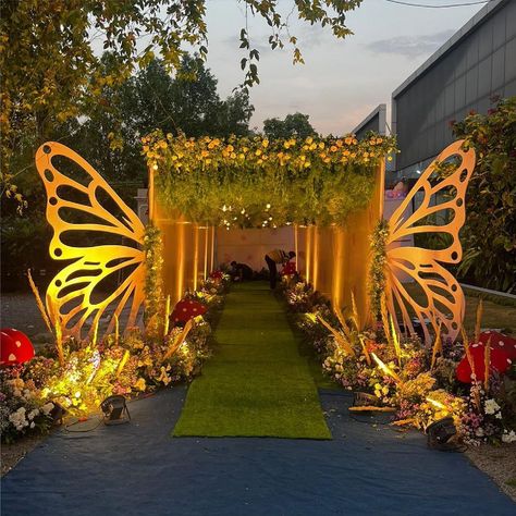 Butterfly Entrance Decor, Butterfly Event Decor, Birthday Events Ideas Decoration, Hindu Wedding Decorations Indian Theme, Ideas De 15, Stage Background Decoration, Indian Wedding Decoration Ideas, Event Entrance Design, Hindu Wedding Decorations