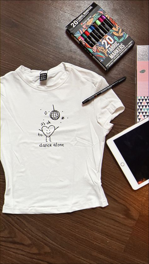 Diy Slogan Tshirt, How To Draw On T Shirts, Fabric Marker Designs T Shirts, Drawing On A White Shirt, Draw On T Shirts Ideas, Trendy Tee Shirts Design, Painting On Tshirts Diy, Drawing On Tshirt Diy, Drawing On Tank Top Diy