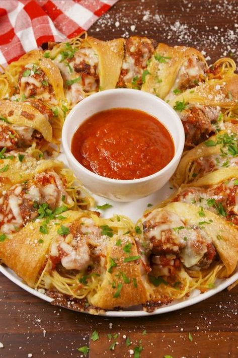 Spaghetti & Meatball Ring vertical Cresent Ring, Crescent Roll Rings, Crescent Bread, Crescent Ring Recipes, Ring Recipes, Easy Crescent Roll Recipes, Crescent Rings, Making Meatballs, Using Crescent Rolls