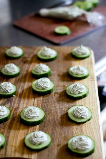 Cucumbers with Herbed Cream Cheese. This simple appetizer couldn't get any easier to prepare! Herbed Cream Cheese, Cream Cheese Appetizer, Cucumber Recipes, Summer Appetizer, Cheese Appetizers, Party Food Appetizers, Best Appetizers, Appetizers For Party, Appetizers Easy