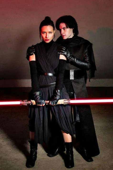 Dark side Rey Star Wars Outfit, Ren Cosplay, Anime Festival, Disfraz Star Wars, Rey Costume, Rey Cosplay, Star Wars Couples, Sith Lords, Cosplay Couple