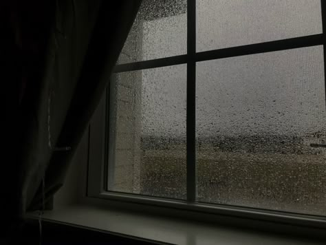 Rainy Wallpaper Aesthetic Laptop, Rainy Aesthetic Wallpapers, Aesthetic Window Pictures, Rain Aesthetic Landscape, Wallpaper Raining, Low Light Aesthetic, Dark Rain Aesthetic, Rain In Window Aesthetic, Rain Aesthetic Horizontal