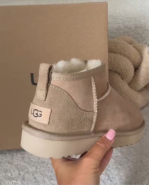 Preppy Winter Shoes, Vanilla Girl Shoes, Mini Uggs Boots Outfit, Mini Uggs Boots, Ugg Boots Aesthetic, Winter Boots Aesthetic, Uggs Mini Boots Outfit, Winter Shoes 2022, Winter Boots 2022