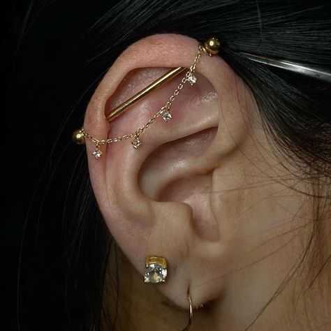 Ear Piercing Styling Gold, Industrial Peircings Earring, Good Industrial Piercing, Ear Styling Ideas Minimalist, Ear Diagram Piercings, Industrial Piercing Styling, Pretty Industrial Piercing Jewelry, Aesthetic Industrial Piercing, Unique Ear Piercings Creative