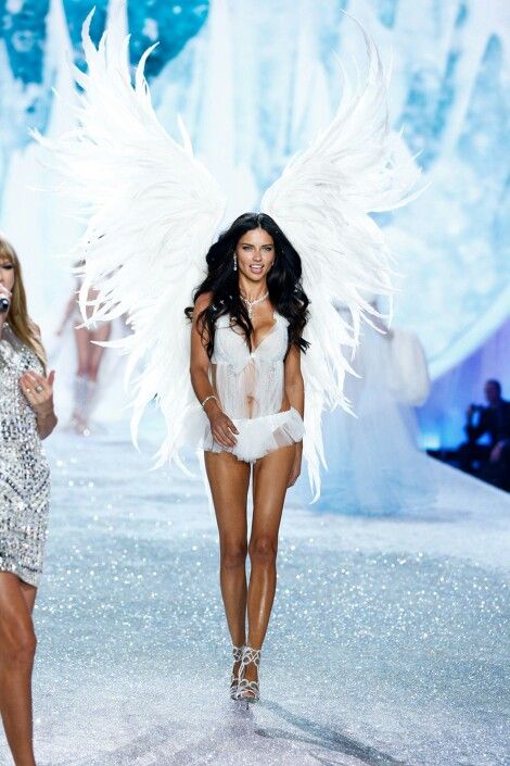 Victoria secret adriana white Sparkle Bodysuit, Victoria Secret Wings, Victoria Secret Angel Wings, Victoria Secret Runway, Adriana Lima Victoria Secret, Victoria Secret Show, Victoria Secret Model, Victoria Secret Models, Angel Costume