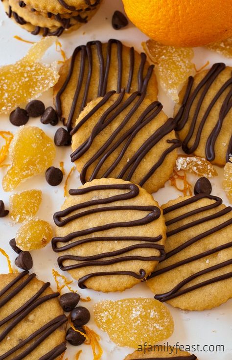 Orange and Ginger Cookies with Chocolate Drizzle Christmas Cookie Exchange Recipes, Ginger Cookie Recipes, Cookie Exchange Recipes, Cookies With Chocolate, Shugary Sweets, Ginger Biscuits, Easy Christmas Cookie Recipes, Toffee Cookies, Orange Cookies