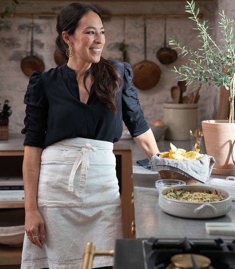 Joanna Gaines Shares the Super Easy Appetizer That's a 'Staple in the Gaines Household' Magnolia Table Recipes, Baked Spinach Artichoke Dip, Joanna Gaines Recipes, Joanna Gaines Magnolia, Cheese Dipping Sauce, Super Easy Appetizers, Magnolia Network, Friends Giving, Pretzel Cheese