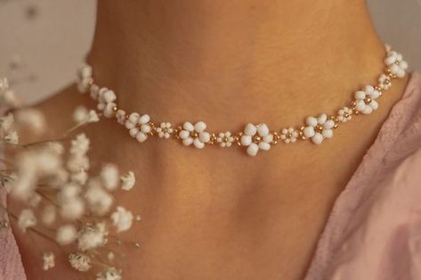 Daisy Bead Necklace, White Flower Choker, Flower Bead Necklace, Pretty Jewelry Necklaces, Flower Choker, Diy Bracelet Designs, Diy Bracelets Patterns, Beads Bracelet Design, Handmade Jewelry Tutorials