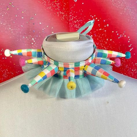 Clown Outfit Sewing Pattern, Clown Collar Tutorial, Clown Core Accessories, How To Make Clown Collar, Jester Collar Pattern, Pastel Clown Outfit, Diy Clown Collar, Clown Hat Diy, Clown Outfit Diy