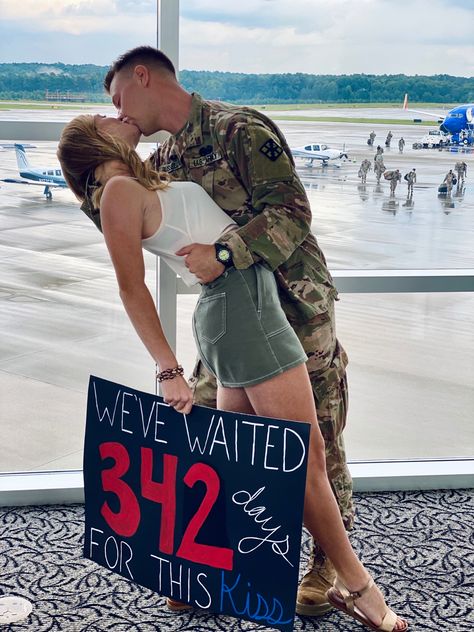 Coming Home Ideas For Boyfriend, Deployment Welcome Home Signs, Welcome Home Military Signs, Deployment Homecoming Outfit, Welcome Home Decorations For Boyfriend, Airport Welcome Ideas, Military Homecoming Decorations, Military Welcome Home Signs, Welcome Home Boyfriend