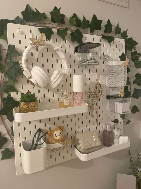 Minimalist Bedroom Desk Area, Ikea Pin Board Aesthetic, Cute Bedroom Storage Ideas, Cool Dorm Decor, Ikea Pin Board Ideas, Cute Pegboard Ideas, Cute Boho Room Decor, Desk Setup Pegboard, Ikea Pinboard