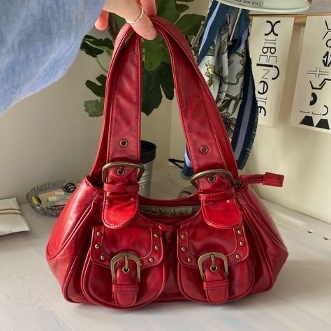 @viviennescloset_ Vintage Handbag Outfit, Rocker Girlfriend Aesthetic Outfits, Red Vintage Bag, 70s Bags, Fall Purses, 2000s Bags, 00s Mode, 90s Bag, Sac Tote Bag