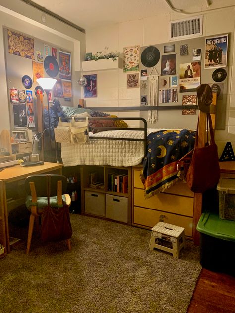 Art Student Dorm Room, Mid Century Modern Dorm Room, Fit Dorm Room, Split Dorm Room Ideas, Dorm Room Inspo Maximalist, Artsy College Dorm, Wku Dorm Room Ideas, 70s Dorm Room Ideas, Aesthetic Collage Dorm Room Ideas