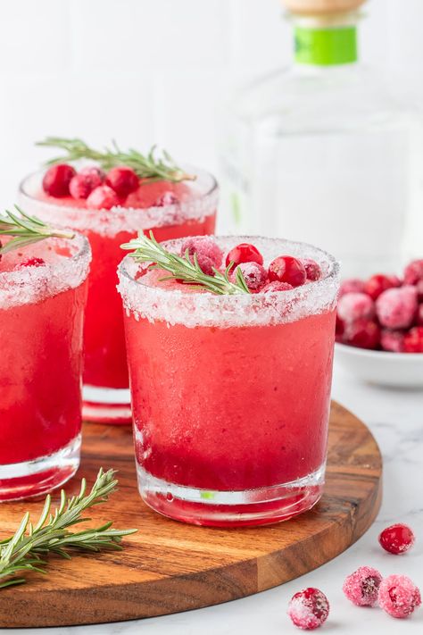 Get into the holiday spirit with a delicious Mistletoe Margarita! This holiday margarita is the only cocktail you'll want to make this holiday season. Margarita Simple Syrup, Mistletoe Margarita, Holiday Margaritas, Traditional Margarita, Easy Margarita, White Cranberry Juice, Popular Appetizers, Cranberry Cocktail, Frozen Margaritas