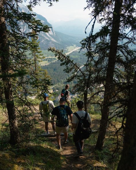 Group Hike Aesthetic, Mountains With Friends, Mountain Photography People, Hiking Pose, Nature Poses, Hiking Photoshoot, Urban Hiking, Polo Forest, People Hiking