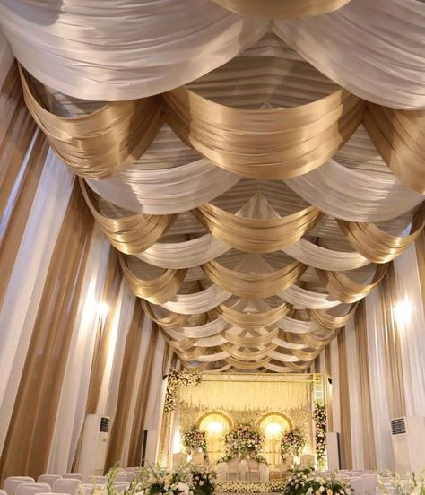 Stage Ceiling Design, Wedding Pandal Decoration, Wedding Ceiling Draping, Ceiling Draping Wedding, Stage Decoration Photos, Wedding Tent Decorations, Simple Stage Decorations, Wedding Ceiling, Ceiling Draping