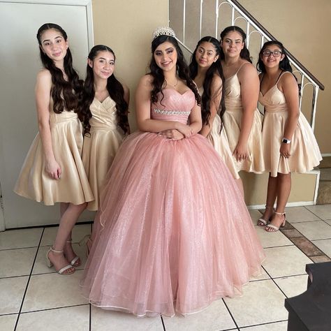 Quinceanera Dama Suprise Dance Outfits, Blush Chambelanes Outfits, Damas Dresses For Quince Pink, Damas Outfits Quinceanera Vaquera, Quinceanera Damas Outfits, Quinceanera Pink And Gold, Quince Damas Outfits, Damas Outfits Quinceanera, Court Uniform