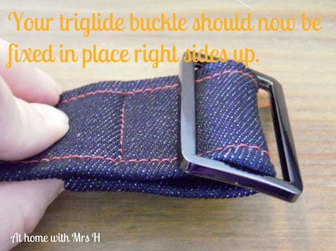 How to make an adjustable bag strap: good pics for sewing a strap; fastening Adjustable Bag Strap, Sewing Purses, Adjustable Bag, Purse Handles, Bags Tutorial, How To Make Handbags, Purse Strap, Denim Bag, Fabric Bags