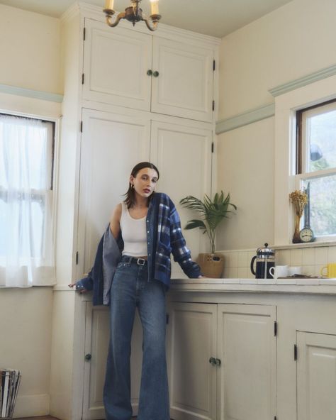 emma chamberlain for levi's Emma Chainberlin Outfits, Emma Chamberlain Jeans, Emma Chamberlain Fashion, Emma Chamberlain Style, Emma Chamberlain Outfit, Emma Chamberlain Outfits, Wardrobe Revamp, Tomboy Femme, Random Clothes