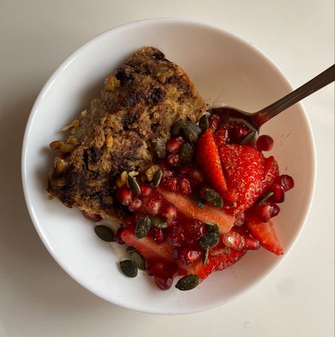 banana bread yogurt bowl w/ skyr + strawberries + pomegranate + pumpkin seeds Banana Bread Yogurt Bowl, Yogurt Bowl, Chia Seed Pudding, Pomegranate Seeds, Pumpkin Bread, Pumpkin Seeds, Smoothie Bowl, Pretty Food, Breakfast Ideas