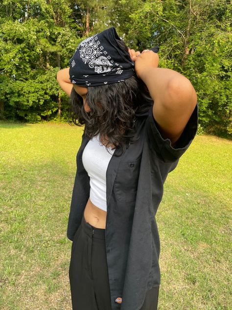 Bandana Look Outfits, Outfit Ideas With Bandanas, Ways To Style A Bandana On Clothes, Bandana 90s Outfit, Brown Bandana Outfit, Bandana Street Style, Black Bandana Hairstyle, Black Bandana Aesthetic, Cute Outfits With Bandanas