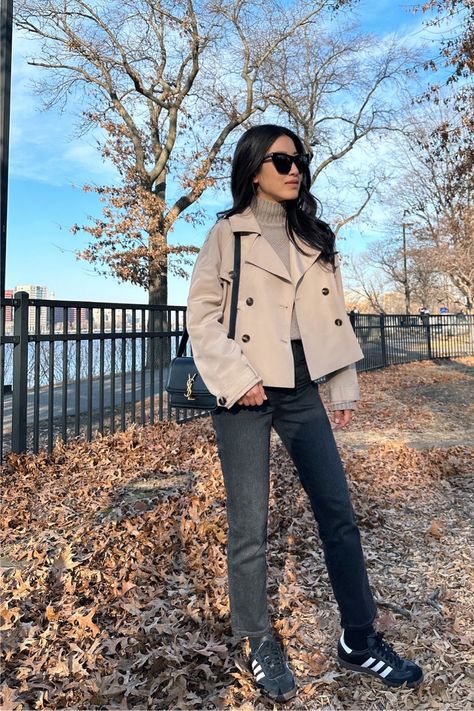 Casual weekend travel outfit cropped trench coat Trench Coat Travel Outfit, Cropped Trench Coat Outfit Street Styles, Crop Coat Outfit, Khaki Trench Coat Outfit, Cropped Trench Coat Outfit, Short Trench Coat Outfit, Short Coat Outfit, Crop Trench Coat, Peacoat Outfit